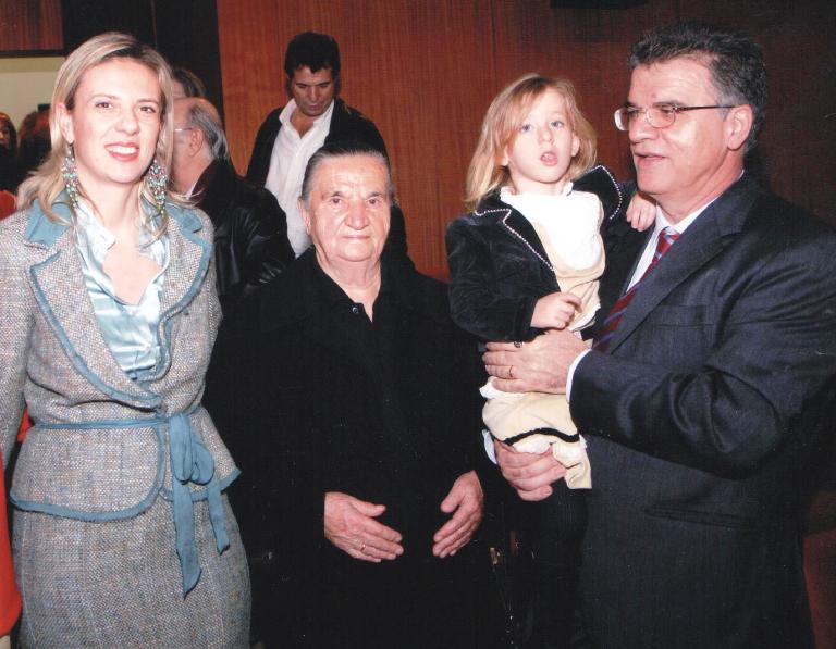 &Alpha;&pi;&epsilon;&beta;ί&omega;&sigma;&epsilon; &eta; &mu;&eta;&tau;έ&rho;&alpha; &tau;&omicron;&upsilon; &Gamma;&iota;ά&nu;&nu;&eta; &Theta;&epsilon;&omicron;&delta;&omega;&rho;&alpha;&kappa;ό&pi;&omicron;&upsilon;&lambda;&omicron;&upsilon; &alpha;&pi;ό &tau;&omicron; &Beta;&upsilon;&zeta;ί&kappa;&iota; &Gamma;&omicron;&rho;&tau;&upsilon;&nu;ί&alpha;&sigmaf;