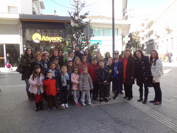 Τα παιδιά του Κατηχητικού στόλισαν Χριστουγεννιάτικο δένδρο! (εικόνες)