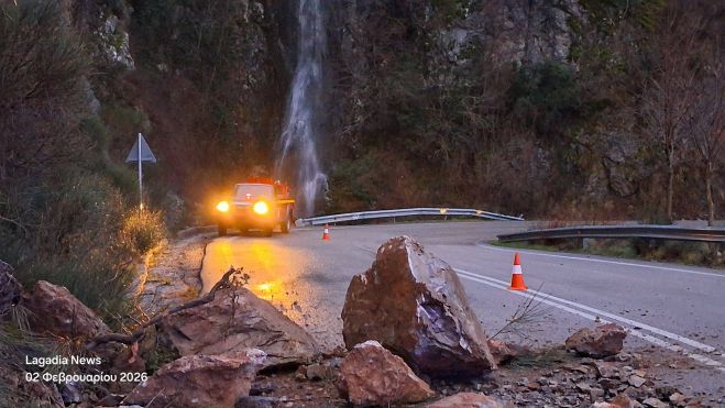 Νέα πτώση βράχων έξω από τα Λαγκάδια - Το ένα ρεύμα κυκλοφορίας έχει κλείσει (vd)