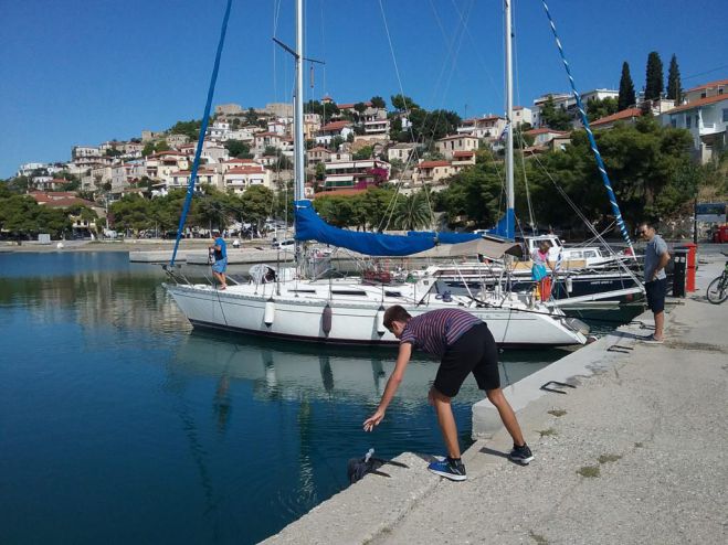 Ένα ηλιόλουστο Σαββατιάτικο πρωινό στο λιμάνι του Παραλίου Άστρους (εικόνες)