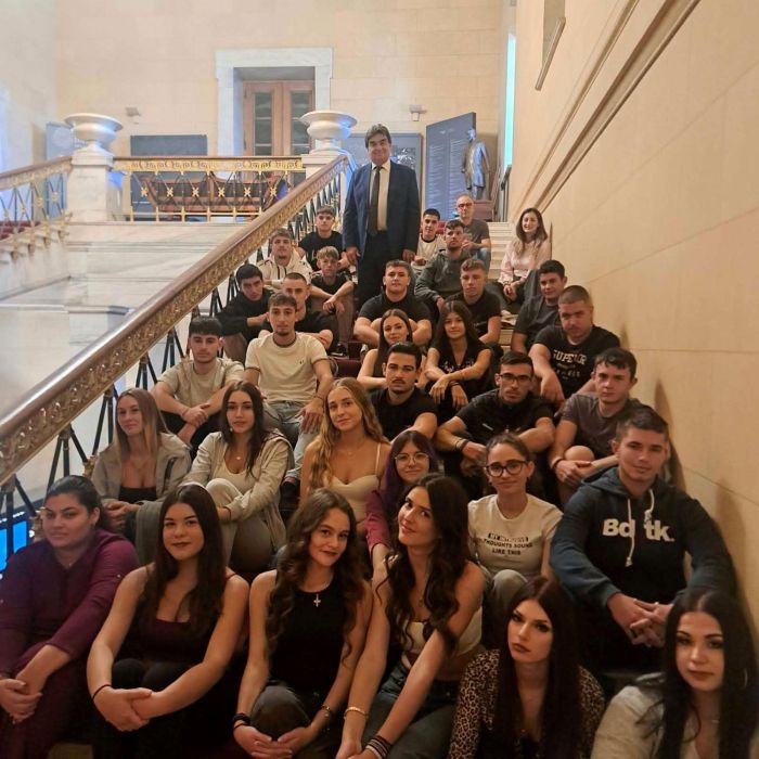 &Mu;&alpha;&theta;&eta;&tau;έ&sigmaf; &tau;&omicron;&upsilon; 1&omicron;&upsilon; &Epsilon;&Pi;&Alpha;&Lambda; Ά&sigma;&tau;&rho;&omicron;&upsilon;&sigmaf; &sigma;&tau;&eta; &Beta;&omicron;&upsilon;&lambda;ή - &Tau;&omicron;&upsilon;&sigmaf; &upsilon;&pi;&omicron;&delta;έ&chi;&theta;&eta;&kappa;&epsilon; &omicron; &Beta;&alpha;&gamma;&gamma;έ&lambda;&eta;&sigmaf; &Gamma;&iota;&alpha;&nu;&nu;&alpha;&kappa;&omicron;ύ&rho;&alpha;&sigmaf; (&epsilon;&iota;&kappa;ό&nu;&epsilon;&sigmaf;)