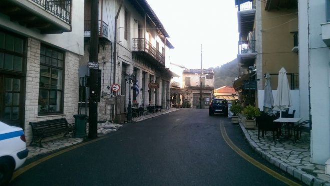 Μπαίνει ... τάξη με τις πινακίδες στη Δημητσάνα!