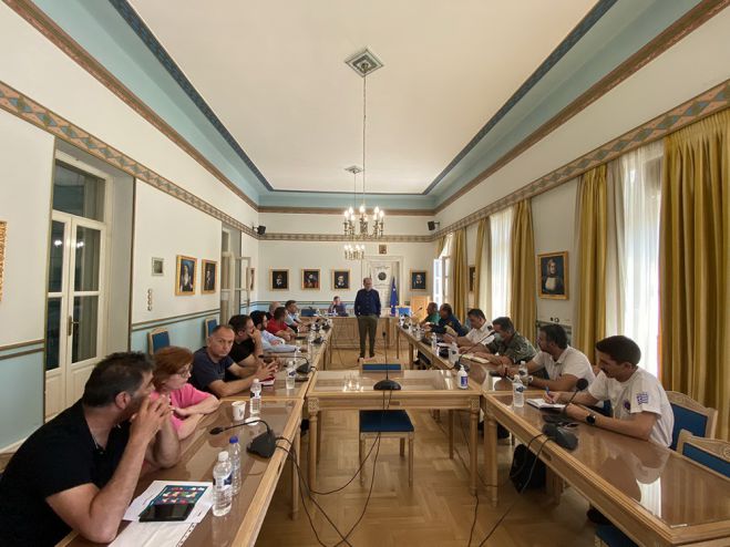 &Tau;&omicron; &Sigma;&upsilon;&nu;&tau;&omicron;&nu;&iota;&sigma;&tau;&iota;&kappa;ό &Pi;&omicron;&lambda;&iota;&tau;&iota;&kappa;ή&sigmaf; &Pi;&rho;&omicron;&sigma;&tau;&alpha;&sigma;ί&alpha;&sigmaf; &sigma;&upsilon;&nu;&epsilon;&delta;&rho;ί&alpha;&sigma;&epsilon; &sigma;&tau;&eta;&nu; &Tau;&rho;ί&pi;&omicron;&lambda;&eta;