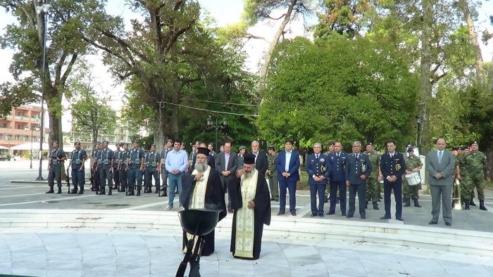 &Eta; &Tau;&rho;ί&pi;&omicron;&lambda;&eta; &tau;ί&mu;&eta;&sigma;&epsilon; &tau;&eta; &mu;&nu;ή&mu;&eta; &tau;&omega;&nu; &Epsilon;&theta;&nu;&iota;&kappa;ώ&nu; &Epsilon;&upsilon;&epsilon;&rho;&gamma;&epsilon;&tau;ώ&nu; (vd)