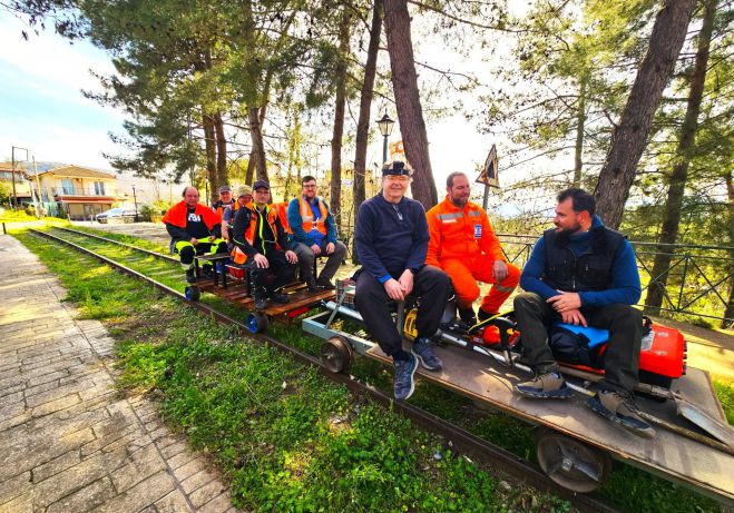 Ταξίδεψαν από το Ηνωμένο Βασίλειο, τη Νορβηγία, τη Γερμανία και τη Δανία για να καθαρίσουν τις ξεχασμένες σιδηροδρομικές γραμμές της Αρκαδίας!