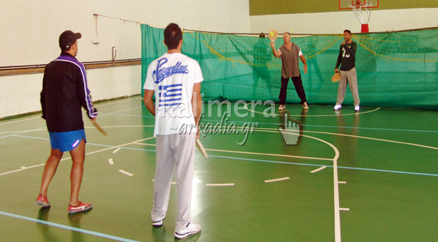 &Mu;&iota;&kappa;&rho;&omicron;ί &kappa;&alpha;&iota; &mu;&epsilon;&gamma;ά&lambda;&omicron;&iota; &alpha;&sigma;&chi;&omicron;&lambda;&omicron;ύ&nu;&tau;&alpha;&iota; &mu;&epsilon; &tau;&omicron; ά&theta;&lambda;&eta;&mu;&alpha; &tau;&eta;&sigmaf; &xi;&upsilon;&lambda;&omicron;&rho;&alpha;&kappa;έ&tau;&alpha;&sigmaf; &sigma;&tau;&eta;&nu; &Tau;&rho;ί&pi;&omicron;&lambda;&eta; (video)