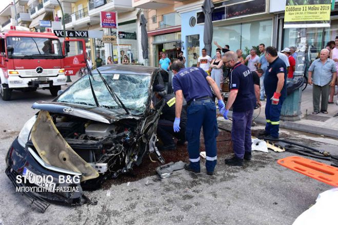 Τρελή πορεία από αυτοκίνητο στο Ναύπλιο - Συγκρούστηκε με άλλα τέσσερα οχήματα - Από θαύμα δεν υπήρξε νεκρός (vd)