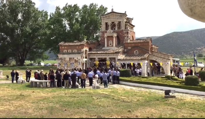 &Eta; &gamma;&iota;&omicron;&rho;&tau;ή &tau;&eta;&sigmaf; &Alpha;&gamma;ί&alpha;&sigmaf; &Phi;&omega;&tau;&epsilon;&iota;&nu;ή&sigmaf; &sigma;&tau;&eta;&nu; &Alpha;&rho;&chi;&alpha;ί&alpha; &Mu;&alpha;&nu;&tau;&iota;&nu;&epsilon;ί&alpha; (vd)