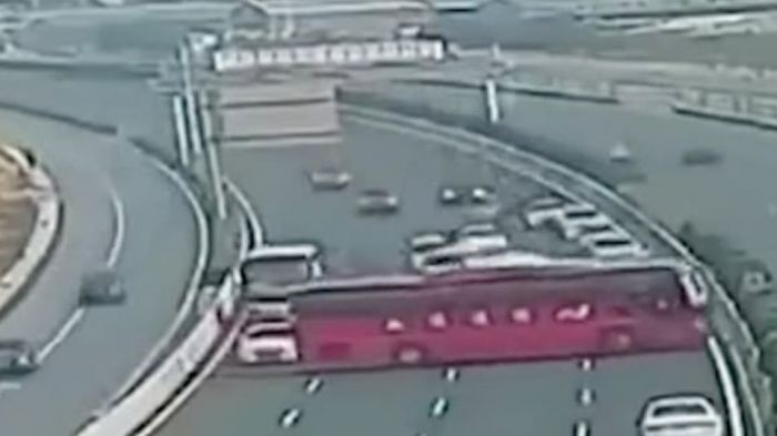 Απίστευτο βίντεο | Οδηγός λεωφορείου κάνει αναστροφή σε αυτοκινητόδρομο και πάει ανάποδα!