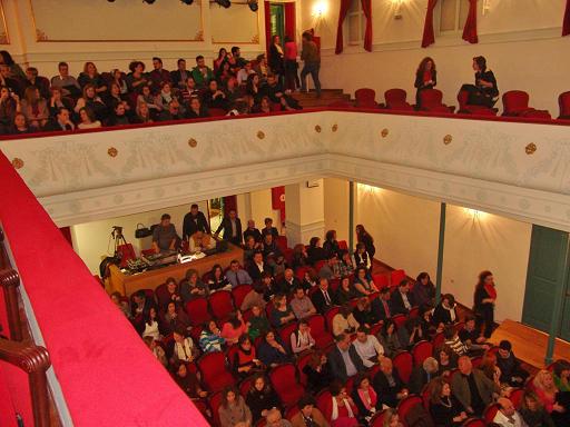 &Pi;&alpha;&rho;ά&sigma;&tau;&alpha;&sigma;&eta; &alpha;&pi;ό &tau;&eta; &Theta;&epsilon;&alpha;&tau;&rho;&iota;&kappa;ή &Omicron;&mu;ά&delta;&alpha; &Tau;&rho;ί&pi;&omicron;&lambda;&eta;&sigmaf; &sigma;&tau;&omicron; &alpha;&nu;&alpha;&kappa;&alpha;&iota;&nu;&iota;&sigma;&mu;έ&nu;&omicron; &Mu;&alpha;&lambda;&lambda;&iota;&alpha;&rho;&omicron;&pi;&omicron;ύ&lambda;&epsilon;&iota;&omicron;