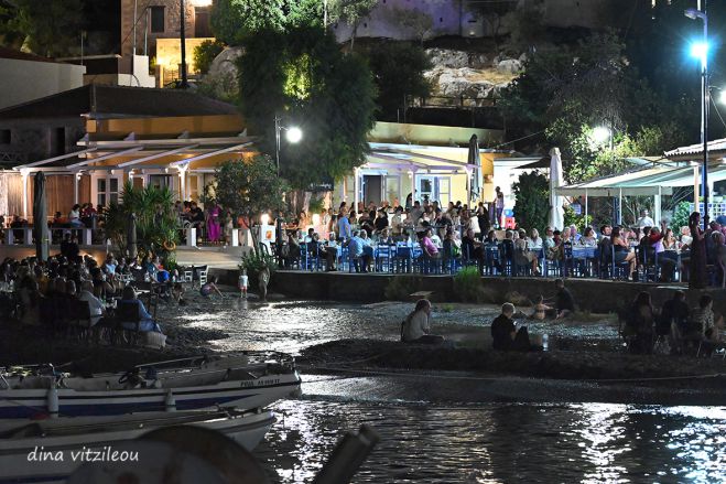Μουσική βραδιά αφιερωμένη στον Γρηγόρη Μπιθικώτση και τη Βίκυ Μοσχολιού στο λιμανάκι της Πλάκας Λεωνιδίου (vd)