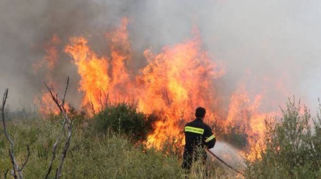Μεγάλη φωτιά στο Κάστρο της Αρχαίας Κορίνθου (vd)