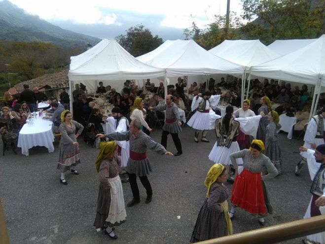 Τσίπουρα και χοροί στη γιορτή που έγινε στο Παλαιοχώρι Γορτυνίας (εικόνες)
