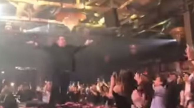 &Omicron; &Kappa;&alpha;&rho;&rho;ά&sigmaf; &tau;&rho;&alpha;&gamma;&omicron;&upsilon;&delta;ά&epsilon;&iota; &sigma;&tau;&alpha; &mu;&pi;&omicron;&upsilon;&zeta;&omicron;ύ&kappa;&iota;&alpha; &laquo;&Mu;&alpha;&kappa;&epsilon;&delta;&omicron;&nu;ί&alpha; &Xi;&alpha;&kappa;&omicron;&upsilon;&sigma;&tau;ή&raquo; &kappa;&alpha;&iota; &gamma;ί&nu;&epsilon;&tau;&alpha;&iota; &chi;&alpha;&mu;ό&sigmaf;! (vd)