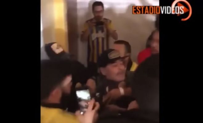 Έπαιξε ξύλο με οπαδούς ο Μαραντόνα! (vd)