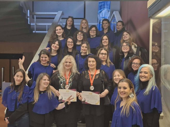 &Chi;&omicron;&rho;&omega;&delta;ί&alpha; &Tau;&rho;ί&pi;&omicron;&lambda;&eta;&sigmaf; | Έ&nu;&alpha; &chi;&rho;&upsilon;&sigma;ό &kappa;&iota; έ&nu;&alpha; &chi;ά&lambda;&kappa;&iota;&nu;&omicron;! (&epsilon;&iota;&kappa;ό&nu;&epsilon;&sigmaf;)