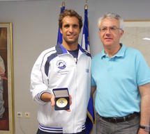 &Mu;&epsilon; &tau;&omicron;&nu; &Delta;ή&mu;&alpha;&rho;&chi;&omicron; &Tau;&rho;ί&pi;&omicron;&lambda;&eta;&sigmaf; &sigma;&upsilon;&nu;&alpha;&nu;&tau;ή&theta;&eta;&kappa;&epsilon; &omicron; &Pi;&rho;&omega;&tau;&alpha;&theta;&lambda;&eta;&tau;ή&sigmaf; &Kappa;&omicron;&lambda;ύ&mu;&beta;&eta;&sigma;&eta;&sigmaf; &Gamma;&iota;ά&nu;&nu;&eta;&sigmaf; &Delta;&rho;&upsilon;&mu;&omega;&nu;ά&kappa;&omicron;&sigmaf;