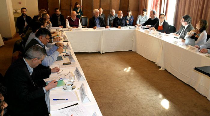 &Tau;&alpha;&tau;&omicron;ύ&lambda;&eta;&sigmaf;: &laquo;&Pi;&alpha;&rho;ά&gamma;&omicron;&nu;&tau;&alpha;&sigmaf; &sigma;&tau;&alpha;&theta;&epsilon;&rho;ό&tau;&eta;&tau;&alpha;&sigmaf; &eta; &Pi;&epsilon;&rho;&iota;&phi;έ&rho;&epsilon;&iota;&alpha; &Pi;&epsilon;&lambda;&omicron;&pi;&omicron;&nu;&nu;ή&sigma;&omicron;&upsilon; &alpha;&nu;&epsilon;&xi;ά&rho;&tau;&eta;&tau;&alpha; &alpha;&pi;ό &tau;&iota;&sigmaf; &pi;&omicron;&lambda;&iota;&tau;&iota;&kappa;έ&sigmaf; &epsilon;&xi;&epsilon;&lambda;ί&xi;&epsilon;&iota;&sigmaf; &sigma;&tau;&eta; &chi;ώ&rho;&alpha;&raquo;