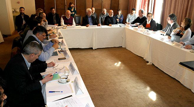 &Tau;&alpha;&tau;&omicron;ύ&lambda;&eta;&sigmaf;: &laquo;&Pi;&alpha;&rho;ά&gamma;&omicron;&nu;&tau;&alpha;&sigmaf; &sigma;&tau;&alpha;&theta;&epsilon;&rho;ό&tau;&eta;&tau;&alpha;&sigmaf; &eta; &Pi;&epsilon;&rho;&iota;&phi;έ&rho;&epsilon;&iota;&alpha; &Pi;&epsilon;&lambda;&omicron;&pi;&omicron;&nu;&nu;ή&sigma;&omicron;&upsilon; &alpha;&nu;&epsilon;&xi;ά&rho;&tau;&eta;&tau;&alpha; &alpha;&pi;ό &tau;&iota;&sigmaf; &pi;&omicron;&lambda;&iota;&tau;&iota;&kappa;έ&sigmaf; &epsilon;&xi;&epsilon;&lambda;ί&xi;&epsilon;&iota;&sigmaf; &sigma;&tau;&eta; &chi;ώ&rho;&alpha;&raquo;