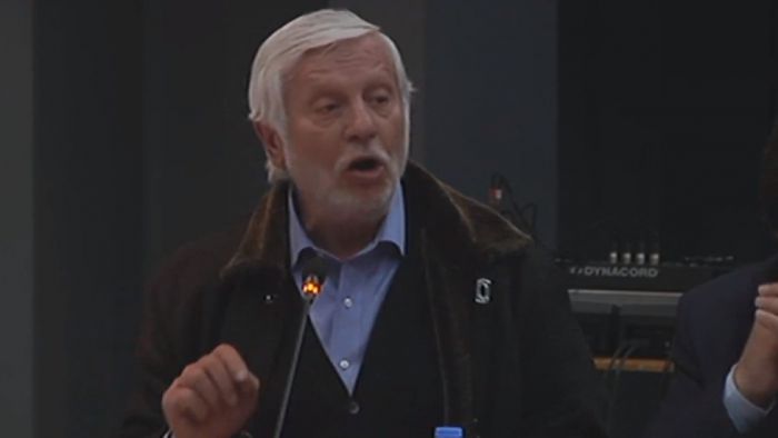 &Omicron;&iota; &alpha;&pi;&alpha;&nu;&tau;ή&sigma;&epsilon;&iota;&sigmaf; &tau;&omicron;&upsilon; &Pi;έ&tau;&rho;&omicron;&upsilon; &Tau;&alpha;&tau;&omicron;ύ&lambda;&eta; &gamma;&iota;&alpha; &tau;&eta; &gamma;&upsilon;&nu;&alpha;ί&kappa;&alpha; &tau;&omicron;&upsilon;, &tau;&eta;&nu; &kappa;ό&rho;&eta; &tau;&omicron;&upsilon; &kappa;&alpha;&iota; &tau;&eta;&nu; &omicron;&iota;&kappa;&omicron;&gamma;έ&nu;&epsilon;&iota;ά &tau;&omicron;&upsilon;: &laquo;&Theta;&alpha; έ&pi;&rho;&epsilon;&pi;&epsilon; &nu;&alpha; &kappa;&omicron;&kappa;&kappa;&iota;&nu;ί&zeta;&epsilon;&iota; &omicron; &kappa;. &Nu;ί&kappa;&alpha;&sigmaf;&raquo;