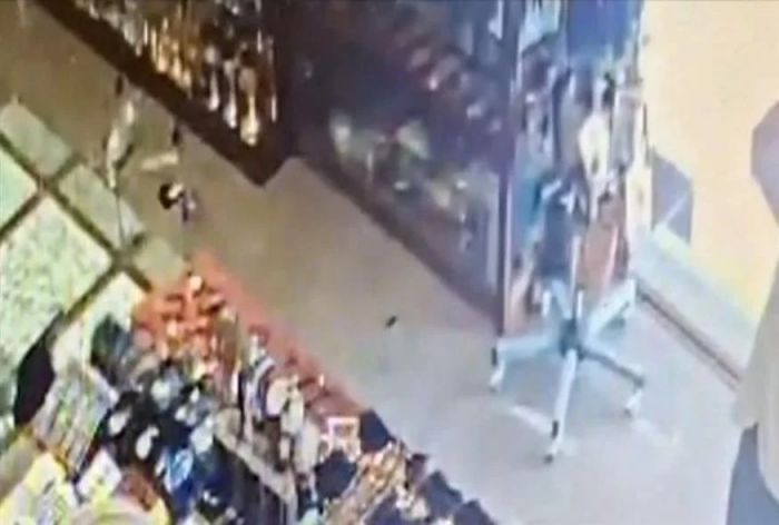 Η στιγμή που "χτυπούν" τα 5,3 Ρίχτερ στο Άγιο Όρος (vd)