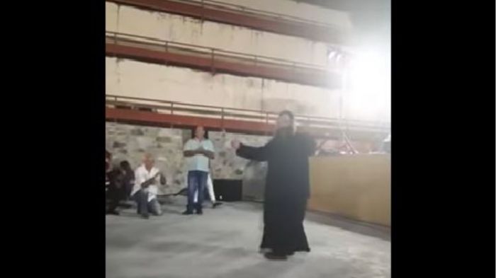 Ιερέας στην Κύπρο κλέβει τις εντυπώσεις με το φοβερό... ζεϊμπέκικό του (vd)