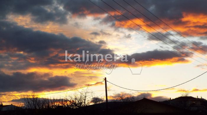 Πήραν «φωτιά» τα σύννεφα στον ουρανό της Τρίπολης (εικόνες)