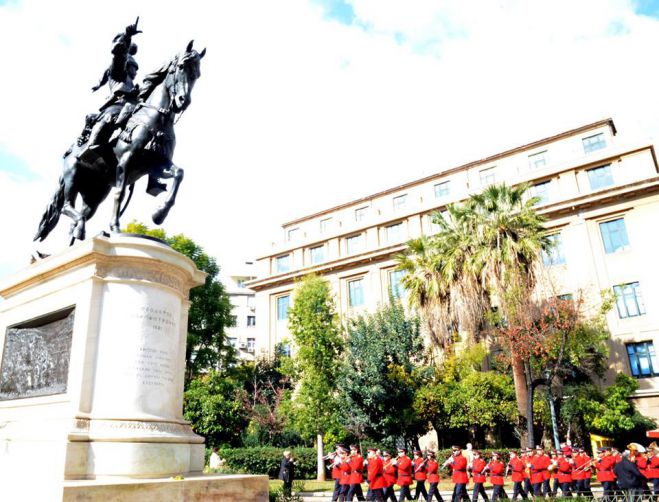 Επιμνημόσυνη δέηση για τον Γέρο του Μοριά στο προαύλιο της Παλαιάς Βουλής