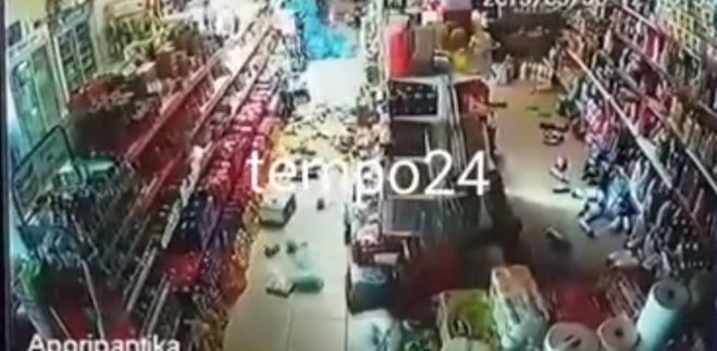 Σεισμός στο Γαλαξίδι | Κάμερες ασφαλείας κατέγραψαν τον τρόμο (vd)