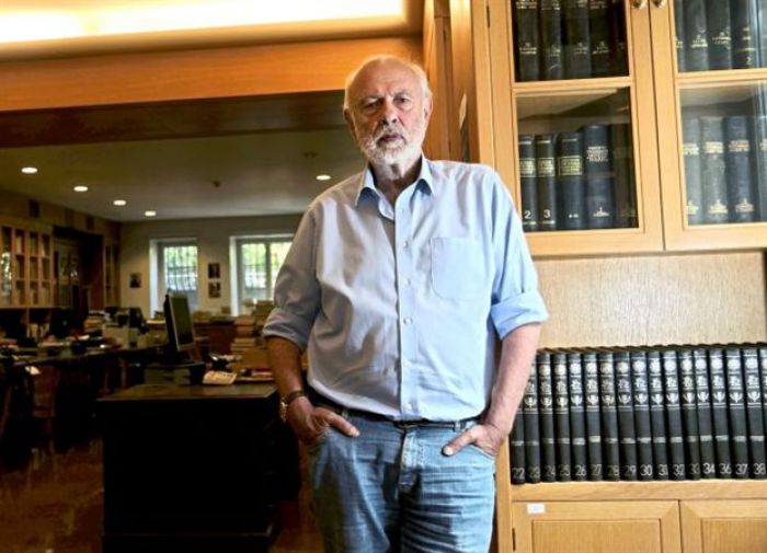 "&Omicron; &theta;ά&nu;&alpha;&tau;&omicron;&sigmaf; &tau;&omicron;&upsilon; Ά&gamma;&gamma;&epsilon;&lambda;&omicron;&upsilon; &Delta;&epsilon;&lambda;&eta;&beta;&omicron;&rho;&rho;&iota;ά &alpha;&phi;ή&nu;&epsilon;&iota; έ&nu;&alpha; &delta;&upsilon;&sigma;&alpha;&nu;&alpha;&pi;&lambda;ή&rho;&omega;&tau;&omicron; &kappa;&epsilon;&nu;ό &sigma;&tau;&omicron;&nu; &tau;ό&pi;&omicron;"