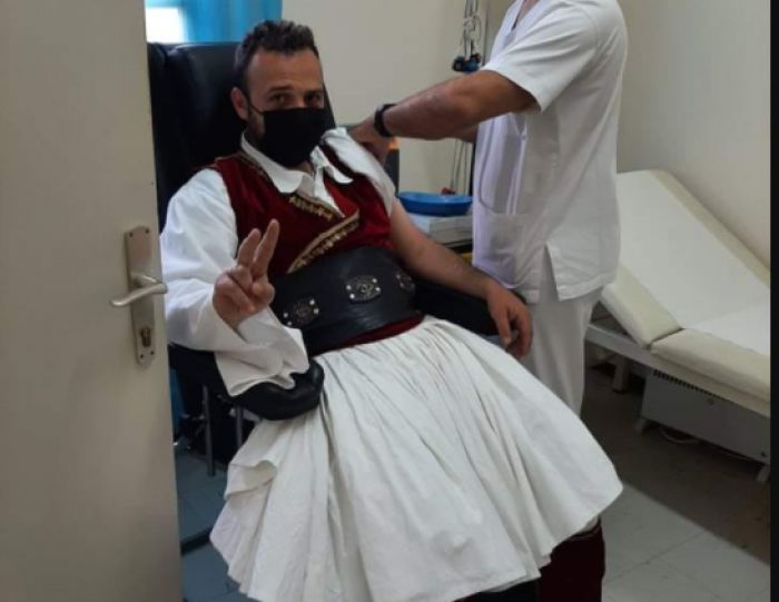 Εμβολιάστηκε κατά του covid ... με φουστανέλα ο "Τσολιάς" στη Γορτυνία!