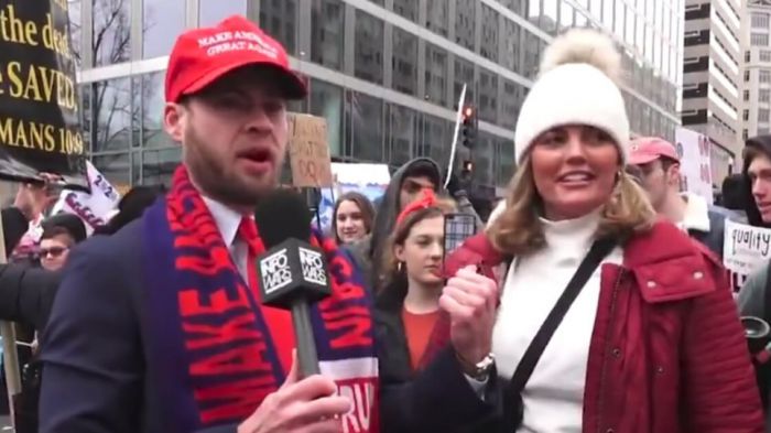 &Phi;&epsilon;&mu;&iota;&nu;ί&sigma;&tau;&rho;&iota;&alpha; &delta;&iota;&alpha;&delta;&eta;&lambda;ώ&tau;&rho;&iota;&alpha; &laquo;&gamma;&rho;ά&pi;&omega;&sigma;&epsilon;&raquo; &tau;&alpha; &gamma;&epsilon;&nu;&nu;&eta;&tau;&iota;&kappa;ά ό&rho;&gamma;&alpha;&nu;&alpha; &delta;&eta;&mu;&omicron;&sigma;&iota;&omicron;&gamma;&rho;ά&phi;&omicron;&upsilon; on camera (vd)