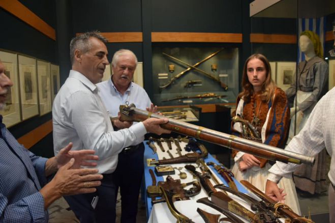 &Mu;&epsilon; έ&kappa;&theta;&epsilon;&sigma;&eta; &gamma;&iota;&alpha; &tau;&alpha; Ό&pi;&lambda;&alpha; &tau;&omega;&nu; &Epsilon;&lambda;&lambda;ή&nu;&omega;&nu; &xi;&epsilon;&kappa;ί&nu;&eta;&sigma;&alpha;&nu; &omicron;&iota; &epsilon;&kappa;&delta;&eta;&lambda;ώ&sigma;&epsilon;&iota;&sigmaf; &gamma;&iota;&alpha; &tau;&eta;&nu; &epsilon;&pi;έ&tau;&epsilon;&iota;&omicron; &tau;&eta;&sigmaf; Ά&lambda;&omega;&sigma;&eta;&sigmaf; &tau;&eta;&sigmaf; &Tau;&rho;ί&pi;&omicron;&lambda;&eta;&sigmaf; (&epsilon;&iota;&kappa;ό&nu;&epsilon;&sigmaf; - &beta;ί&nu;&tau;&epsilon;&omicron;)