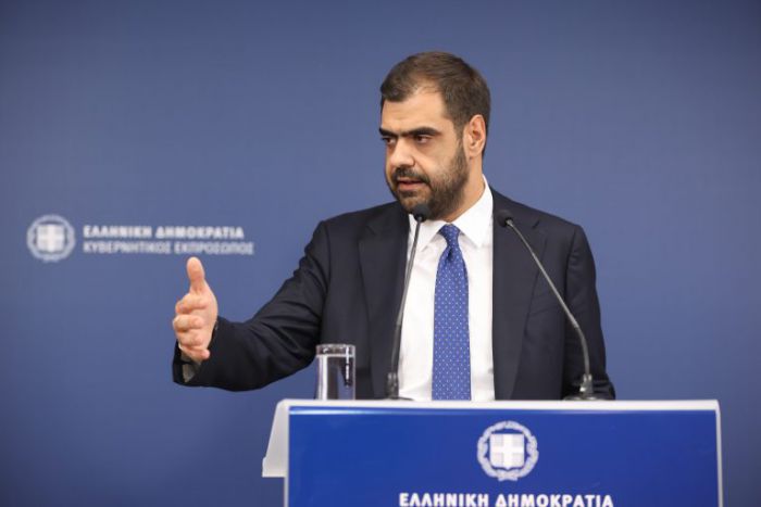 &Kappa;&upsilon;&beta;&epsilon;&rho;&nu;&eta;&tau;&iota;&kappa;ό&sigmaf; &epsilon;&kappa;&pi;&rho;ό&sigma;&omega;&pi;&omicron;&sigmaf;: &Omicron; &kappa;. &Alpha;&nu;&delta;&rho;&omicron;&upsilon;&lambda;ά&kappa;&eta;&sigmaf; &gamma;ύ&rho;&iota;&sigma;&epsilon; &tau;&omicron;&nu; &chi;&rho;ό&nu;&omicron; &pi;ί&sigma;&omega;, &sigma;&tau;&eta;&nu; &epsilon;&pi;&omicron;&chi;ή &tau;&omicron;&upsilon; &laquo;&lambda;&epsilon;&phi;&tau;ά &upsilon;&pi;ά&rho;&chi;&omicron;&upsilon;&nu;&raquo; &kappa;&alpha;&iota; &tau;&omicron;&upsilon; &laquo;&delta;&omega;&sigma;&rsquo; &tau;&alpha; ό&lambda;&alpha;&raquo;