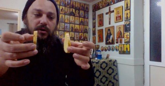 Ιερέας από την Μεγαλόπολη δείχνει συνταγή για το αναπνευστικό και τον πονοκέφαλο (vd)