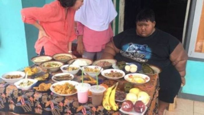 &Tau;&omicron; &pi;&iota;&omicron; &pi;&alpha;&chi;&omicron;&upsilon;&lambda;ό &pi;&alpha;&iota;&delta;ί &sigma;&tau;&omicron;&nu; &kappa;ό&sigma;&mu;&omicron; έ&chi;&alpha;&sigma;&epsilon; 83 &kappa;&iota;&lambda;ά! (&epsilon;&iota;&kappa;ό&nu;&epsilon;&sigmaf;)