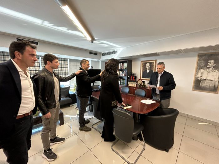 &Omicron;&rho;&kappa;ί&sigma;&tau;&eta;&kappa;&alpha;&nu; 4 &nu;έ&omicron;&iota; &upsilon;&pi;ά&lambda;&lambda;&eta;&lambda;&omicron;&iota; &sigma;&tau;&omicron;&nu; &Delta;ή&mu;&omicron; &Tau;&rho;ί&pi;&omicron;&lambda;&eta;&sigmaf; - &Omicron;&iota; &tau;&rho;&epsilon;&iota;&sigmaf; &epsilon;ί&nu;&alpha;&iota; &sigma;&tau;&eta; &Delta;&eta;&mu;&omicron;&tau;&iota;&kappa;ή &Alpha;&sigma;&tau;&upsilon;&nu;&omicron;&mu;ί&alpha;! (&epsilon;&iota;&kappa;ό&nu;&epsilon;&sigmaf;)