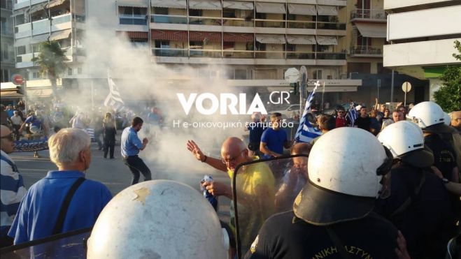 Μπλόκο και χημικά από την ΕΛΑΣ στους διαδηλωτές για τη Μακεδονία (vd)