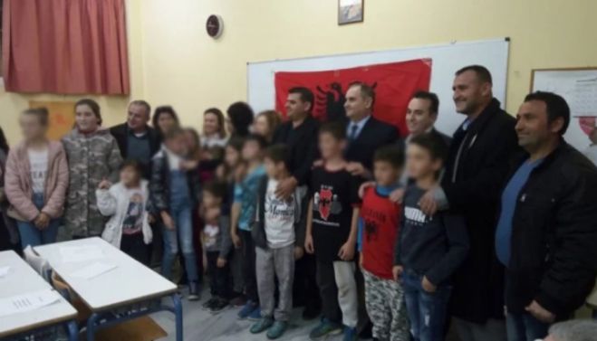 &Mu;&alpha;&theta;&eta;&tau;ή&sigmaf; &phi;&omicron;&rho;ά &mu;&pi;&lambda;&omicron;ύ&zeta;&alpha; &mu;&epsilon; &tau;&omicron;&nu; &chi;ά&rho;&tau;&eta; &tau;&eta;&sigmaf; &laquo;&Mu;&epsilon;&gamma;ά&lambda;&eta;&sigmaf; &Alpha;&lambda;&beta;&alpha;&nu;ί&alpha;&sigmaf;&raquo; &sigma;&epsilon; &sigma;&chi;&omicron;&lambda;&epsilon;ί&omicron; &tau;&omega;&nu; &Chi;&alpha;&nu;ί&omega;&nu; &ndash; &Gamma;&iota;&alpha; &laquo;&mu;&epsilon;&mu;&omicron;&nu;&omega;&mu;έ&nu;&omicron; &pi;&epsilon;&rho;&iota;&sigma;&tau;&alpha;&tau;&iota;&kappa;ό&raquo; &mu;&iota;&lambda;ά &tau;&omicron; &Upsilon;&pi;&omicron;&upsilon;&rho;&gamma;&epsilon;ί&omicron; &Epsilon;&xi;&omega;&tau;&epsilon;&rho;&iota;&kappa;ώ&nu;