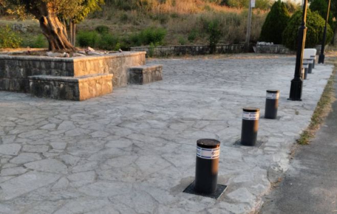 Καταγγελία | "Εκτός από άχρηστες είναι και κακόγουστες οι βυθιζόμενες μπάρες στο Καλλιάνι Γορτυνίας"