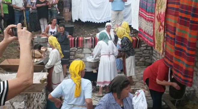 &Eta; &alpha;&nu;&alpha;&beta;ί&omega;&sigma;&eta; &tau;&omicron;&upsilon; &pi;&alpha;&rho;&alpha;&delta;&omicron;&sigma;&iota;&alpha;&kappa;&omicron;ύ &pi;&lambda;&upsilon;&sigma;ί&mu;&alpha;&tau;&omicron;&sigmaf; &sigma;&tau;&iota;&sigmaf; &Rho;ά&chi;&epsilon;&sigmaf; &Gamma;&omicron;&rho;&tau;&upsilon;&nu;ί&alpha;&sigmaf; (&epsilon;&iota;&kappa;ό&nu;&epsilon;&sigmaf;)