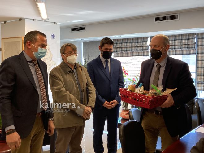 &Omicron;&iota; 6 &pi;&rho;&omicron;&tau;ά&sigma;&epsilon;&iota;&sigmaf; &tau;&omega;&nu; &Pi;&rho;&omicron;έ&delta;&rho;&omega;&nu; &Kappa;&omicron;&iota;&nu;&omicron;&tau;ή&tau;&omega;&nu; &tau;&omicron;&upsilon; &Delta;ή&mu;&omicron;&upsilon; &Tau;&rho;ί&pi;&omicron;&lambda;&eta;&sigmaf; &pi;&rho;&omicron;&sigmaf; &tau;&omicron;&nu; &Upsilon;&phi;&upsilon;&pi;&omicron;&upsilon;&rho;&gamma;ό &Omicron;&iota;&kappa;&omicron;&nu;ό&mu;&omicron;&upsilon;