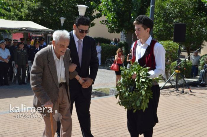 Ο 97χρονος πρόσφυγας Τ. Μουκάκης αναρωτιέται: «Είναι δυνατόν να διδάσκεται στα σχολεία ότι δεν έγινε Μικρασιατική Καταστροφή;» (vd)