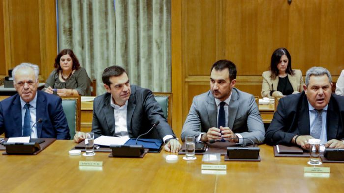 Τσίπρας σε υπουργούς: &quot;Δεσμευτείτε ότι δεν θα ρίξετε την κυβέρνηση για το Σκοπιανό&quot;