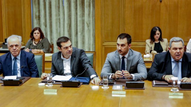 Τσίπρας σε υπουργούς: &quot;Δεσμευτείτε ότι δεν θα ρίξετε την κυβέρνηση για το Σκοπιανό&quot;