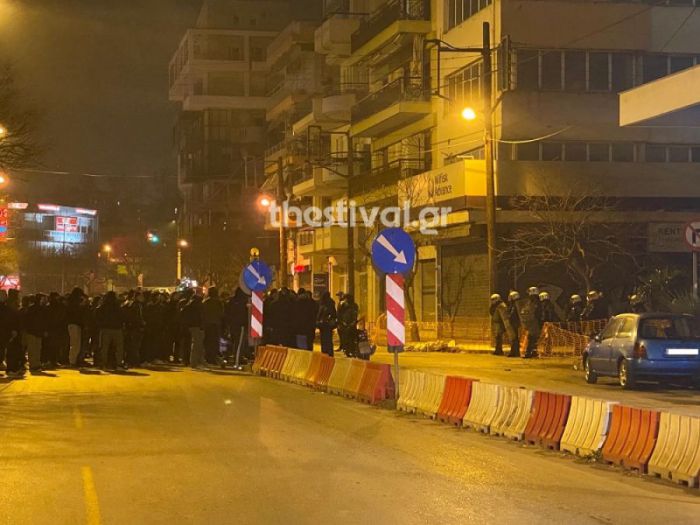 Θεσσαλονίκη | Ξεχειλίζει η οργή των οπαδών του ΠΑΟΚ - Διαμαρτυρία στα γραφεία της ΝΔ (vd)