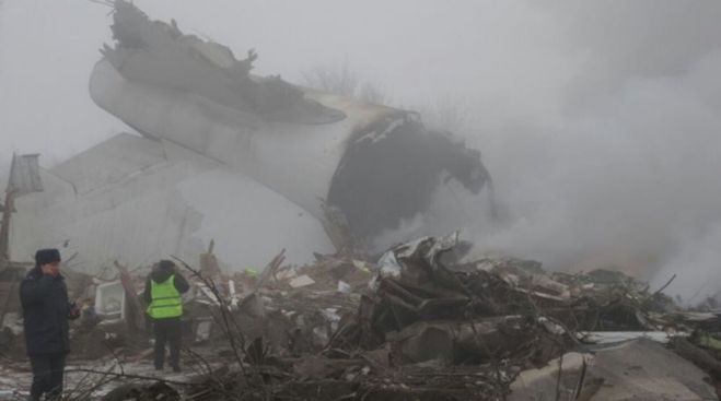 Τραγωδία: Αεροσκάφος συνετρίβη πάνω σε σπίτια - 37 οι νεκροί (vd)