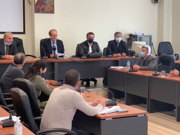 Τατούλης: "Ο κ. Νίκας εξαιρείται από την υποχρεωτική χρήση της μάσκας, ιδιαίτερα σε κλειστούς χώρους;"