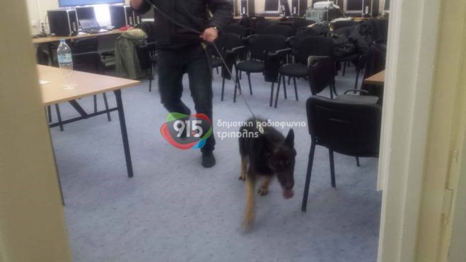 Σκύλος ελέγχει το Πνευματικό ...  λίγο πριν την άφιξη Τσίπρα!
