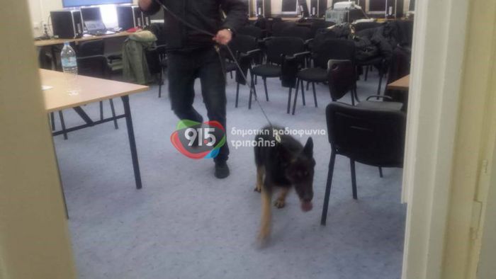 Σκύλος ελέγχει το Πνευματικό ...  λίγο πριν την άφιξη Τσίπρα!